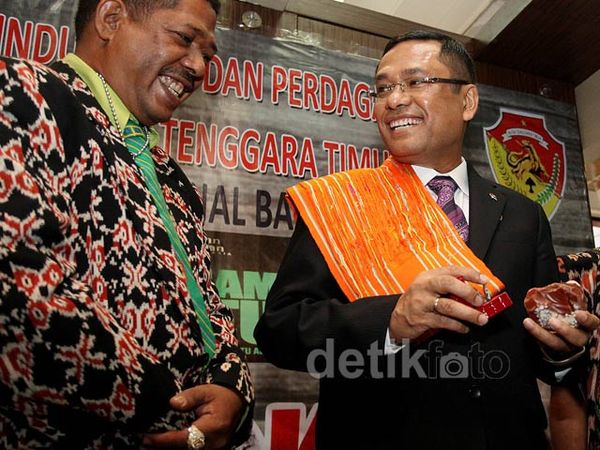 Menteri Saleh Husein Buka Pameran Batu Mulia
