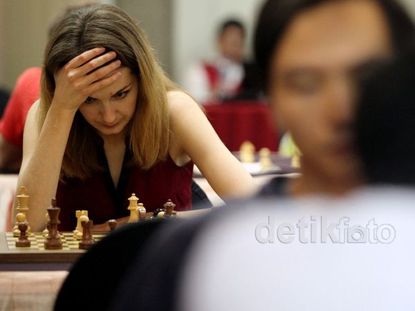 Mimik Serius Pecatur Cantik Sophie Milliet