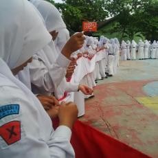 Pelajar Putri di Pasuruan Jahit Bendera Merah Putih Sepanjang 100 Meter