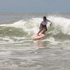 Rayakan Hari Kartini, Peselancar Pacitan Surfing dengan Kostum Kebaya
