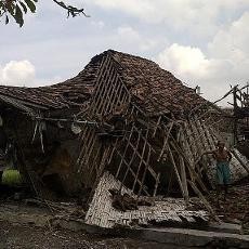 Bruk! Bangunan Liposos Ambruk Diterjang Angin Kencang
