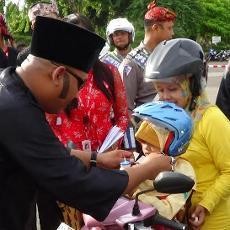 Polisi Lalu Lintas di Sumenep Atur Lalin Pakai Pakaian Tradisional