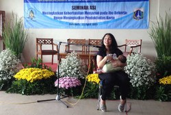 Pejuang ASI, Ibu Ini Tak Malu Susui Bayinya Saat Jadi Pembicara di Seminar