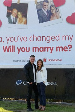 Pria Romantis Ini Lamar Kekasih dengan Memasang Spanduk Besar di Jalan