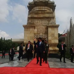 Ditemani Anak Veteran Jepang, PM Shinzo Abe Tabur Bunga di TMP Kalibata