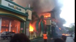 Video Dahsyatnya Kobaran Api yang Meluluhlantakkan Bank Aceh