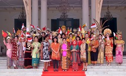 Ini Aktivitas Iriana Jokowi Kenalkan Batik pada 3 Ibu Negara Peserta KAA