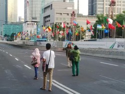 Begini Gaya Orang Kantoran Foto-foto di Tengah Jalan Thamrin