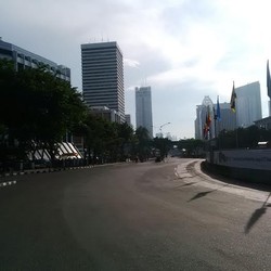 Saat Pengendara Pilih Menunggu Lalin Jalan Sudirman Dibuka