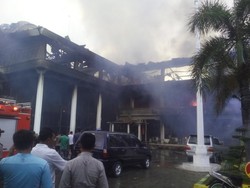 Berbagai Penampakan Amukan Api yang Luluh Lantakkan Kantor Bank Aceh