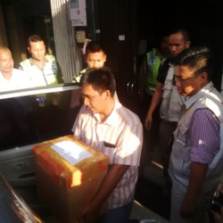 Penyidik Bareskrim Bawa 1 Dus Dokumen dari Kantor Distributor UPS di Surabaya