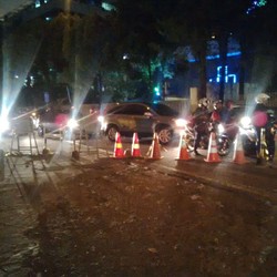 Jalan Ditutup, Pemotor Kucing-kucingan Hindari Polisi di Jl Gatot Subroto