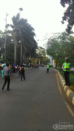 Jalan Ditutup, Pekerja Kantoran Jalan Kaki ke Stasiun Sudirman