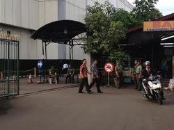 Personel TNI/Polri Kompak Siaga di Trotoar Jl Gatsu-JCC