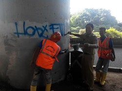 Lurah Cipinang Cempedak Bersihkan Coretan Vandalisme di Cawang