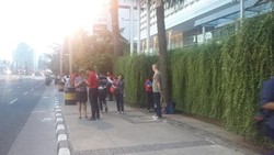 Pekerja Kantoran Berdiri di Jl Thamrin, Tonton Iring-iringan Delegasi KAA