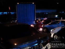 Berangkat Sebelum Matahari Terbit, Begini Padatnya Mobil di Pancoran