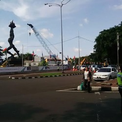 Jalan Sudirman Ditutup, Karyawan Jalan Kaki dari Patung Pemuda ke Setiabudi