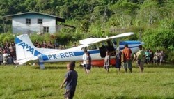 Pesawat Cessna Dipiloti WN Yunani Pecah Ban Saat Mendarat di Oksibil Papua
