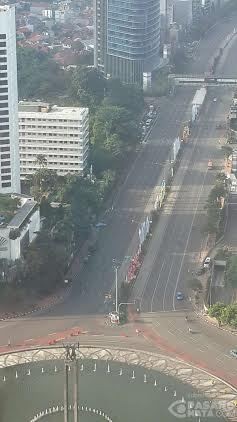 Dilihat dari Atas Gedung, Ini Suasana Arus Kendaraan di HI yang Kosong