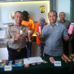 Perempuan yang Kenakan Jilbab Ini Ditangkap Polisi karena Jadi Kurir Sabu