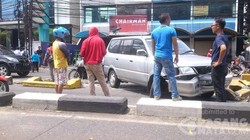 Tabrak Separator Busway di Warung Buncit, Kijang Silver ini Rusak Parah