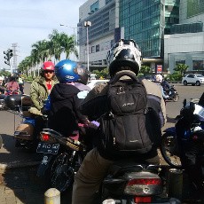 Aksi Pemotor Lawan Kemacetan, Libas Trotoar Pemisah Jalan