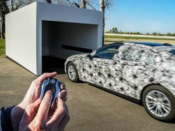 Mirip Mobil Mainan, BMW Seri 7 Bisa Parkir Sendiri Pakai Remote Control