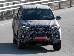 Toyota Hilux Terbaru Pakai Mesin Baru dan Rem Otomatis