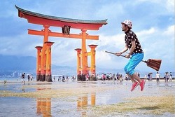 Traveler Eksis di Instagram, Foto Naik Sapu Terbang