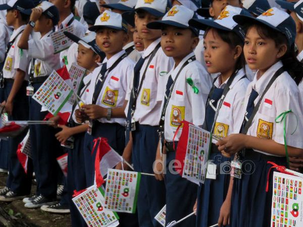 Siswa SMP Sambut Pimpinan Negara Se-Asia Afrika Siswa SMP Sambut Pimpinan Negara Se-Asia Afrika