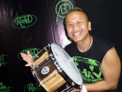 Sandy Pas Band Bangga Gunakan Drum Asal Indonesia