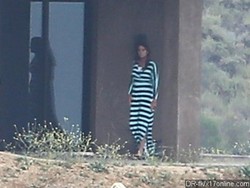 Bruce Jenner Kepergok Pakai Dress di Luar Rumah, Ini Fotonya