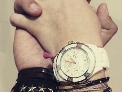 Shaheer Sheikh Unggah Foto Gandengan Tangan Mesra dengan Ayu Ting Ting