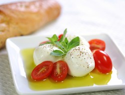 Boccocini, Keju Segar Berbentuk Mirip Telur Rebus yang Juicy Lembut