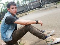 Gaya Adipati Dolken dengan Celana Army, Keren?