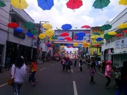 Jalanan Kosong, Warga Ramai-ramai Pose di Area Payung Pelangi