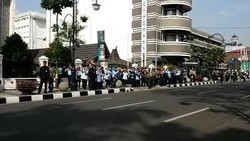 Ratusan Pegawai di Jalan Asia Afrika Nonton Geladi Bersih Sambil Selfie