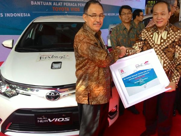 Toyota Sumbang Mobil untuk Perguruan Tinggi