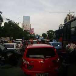 Jalan Gatot Subroto Ditutup, Ragunan Arah Mampang Macet Parah