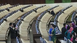 Tunggu Kedatangan Parlemen Asia-Afrika, Anggota DPR Asyik Foto-foto