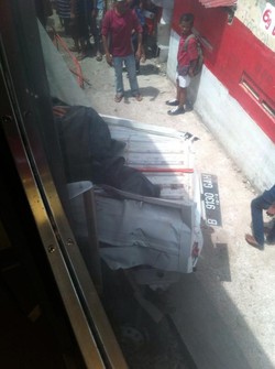 Ditabrak KRL Jurusan Tangerang-Duri, Pikap Putih ini Gepeng