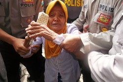 Divonis Bersalah, Nenek Asyani Tantang Majelis Hakim Sumpah Pocong