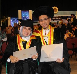 Kisah Inspiratif Ibu dan Anak Bergelar Doktor yang Diwisuda Bersama di UGM