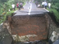Akibat Banjir, Jembatan Buatan Belanda di Sleman Ambrol Jadi Seperti ini