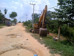 Proyek Jalan Tanpa Ganti Rugi, Warga Hentikan Alat Berat Pemkot Pekanbaru
