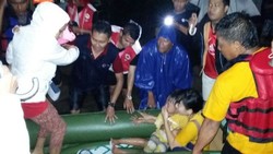 Foto-foto Banjir Tak Biasa di Solo Akibat Luapan Kali Pepe