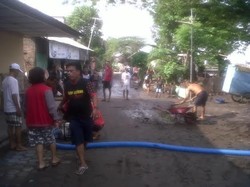 Kebanjiran Semalam, Pagi Ini Warga Yogya Kerja Bakti Bersihkan Lumpur