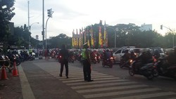 Polisi Lakukan Sistem Buka Tutup di Perempatan Kuningan