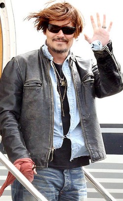 Foto: Gaya Urakan Johnny Depp Saat Turun Dari Pesawat